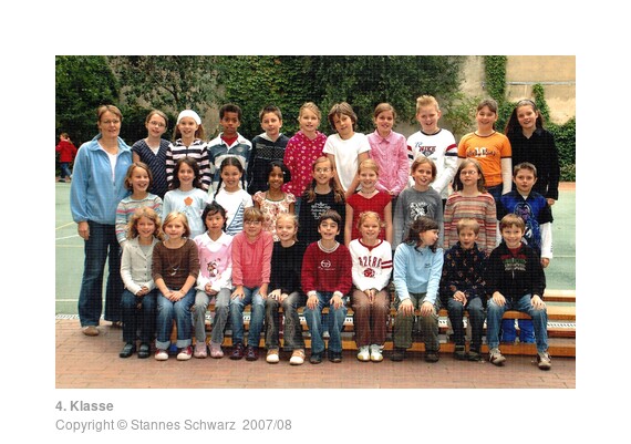 Klassenfoto einer 4. Klasse mit Klassenlehrerin