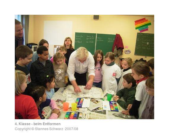 Die Schüler und der Künstler beim Arbeiten