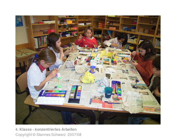 Schüler der 4. Klasse beim Arbeiten