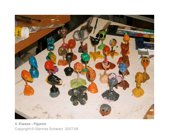 Bunte Tonfiguren, von Kindern hergestellt
