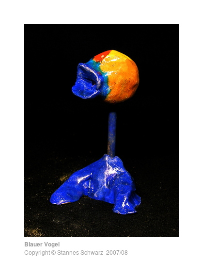 Blaue Vogelfigur aus Ton von einer 4. Klässlerin
