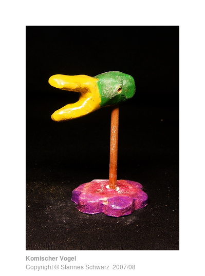 Gelbgrüne Schnabelfigur aus Ton von einer 4. Klässlerin