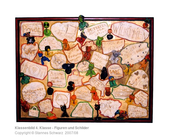 Bild mit 29 Figuren und Schildern von Schülern einer 4. Klasse
