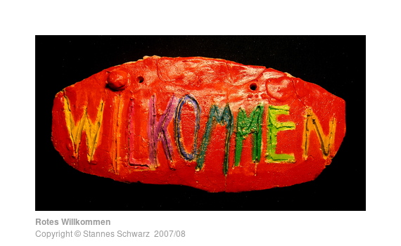 Rotes Willkommensschild aus Gips von einer 4. Klässlerin