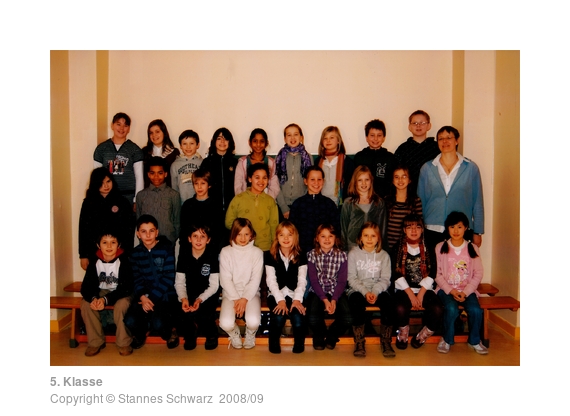 Klassenfoto einer 5. Klasse mit Klassenlehrerin