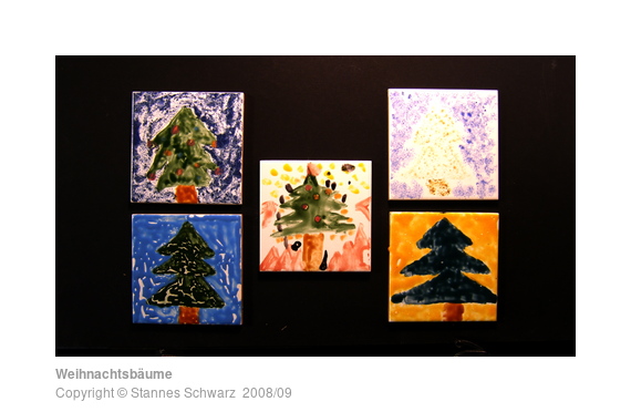 Fliesen mit Weihnachtsbäumen, von 5. Klässlern gestaltet