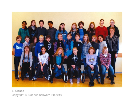 Klassenfoto einer 6. Klasse mit Klassenlehrerin