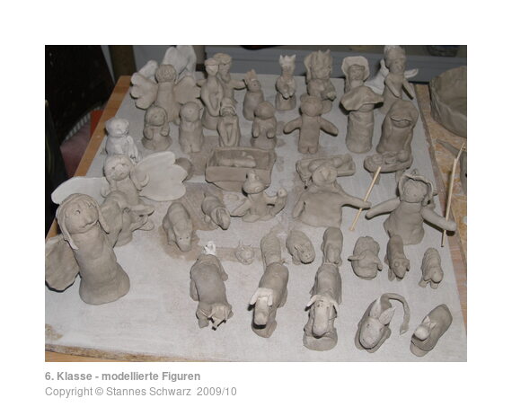 Viele Tonfiguren, hergestellt von einer 6. Klasse
