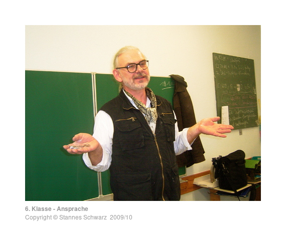 Der Künstler bei einer Ansprache