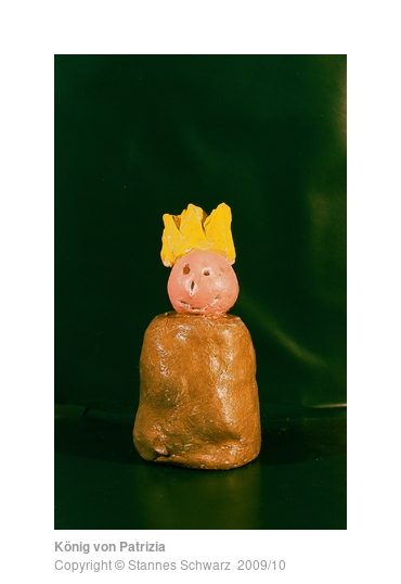 Tonfigur eines Königs, modelliert von einer 6. Klässlerin