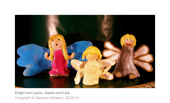 Tonfiguren dreier Engel, modelliert von 6. Klässlern