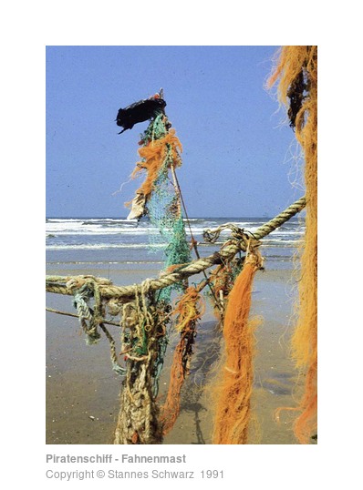 'Piratenschiff', Gebilde aus Schwemmholz und Tauwerk am Strand von Norderney, Detail mit Piratenflagge 