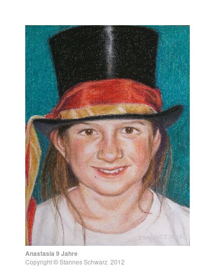 Anastasia 9 Jahre, Pastellzeichnung mit Zylinder auf grün