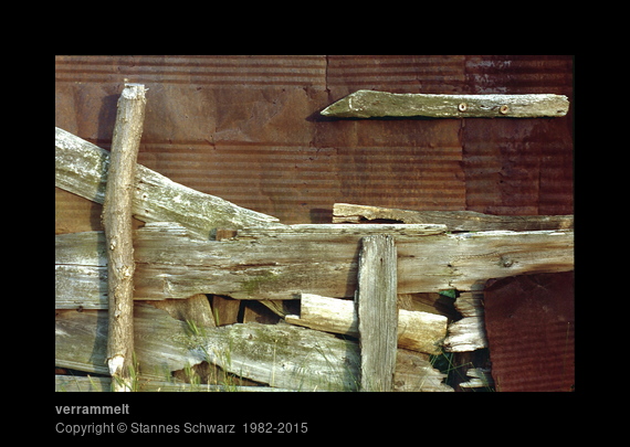 'verrammelt', Rätselbild, Tor aus Holz und verrostetem Wellblech