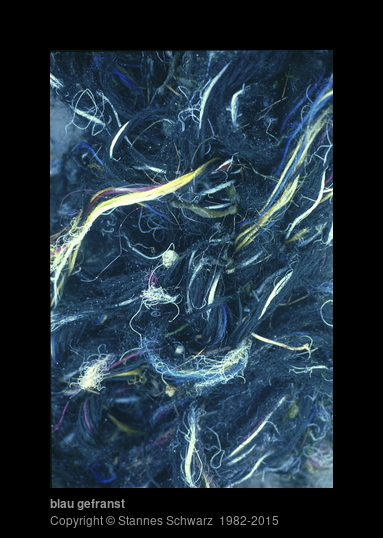 'blau gefranst', Rätselbild, zerzupfte Fasern
