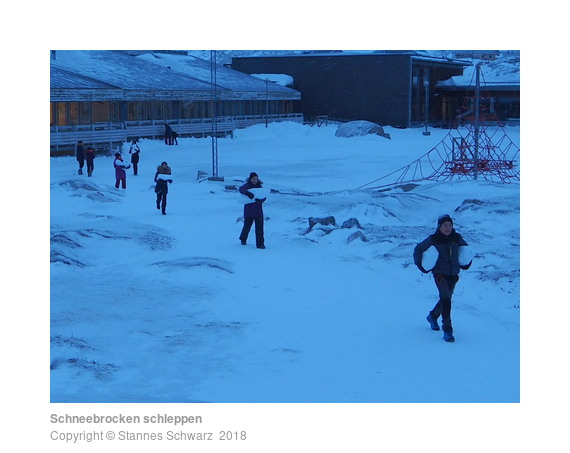 Schneebrocken schleppen