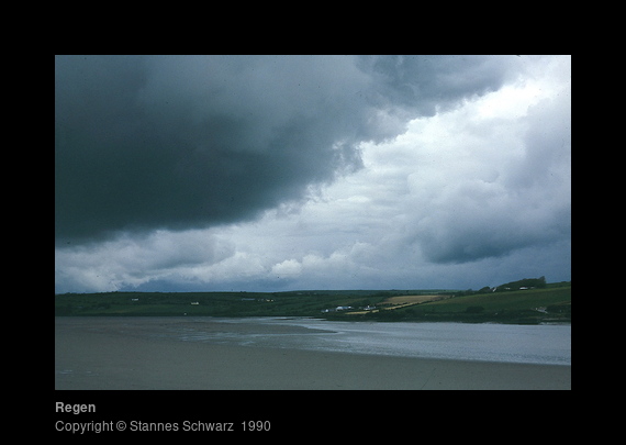 Regen über Meer und Land