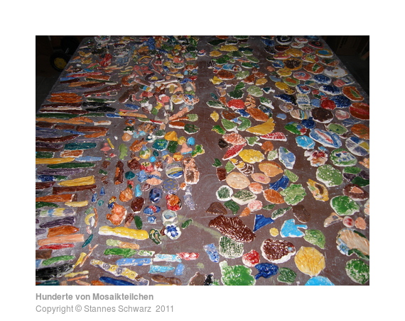 Hunderte von Mosaikteilchen