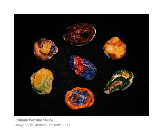 Erdhäufchen und Steine