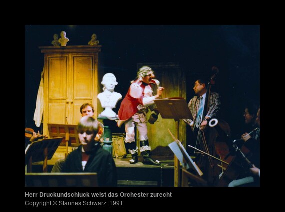 Herr Druckundschluck weist das Orchester zurecht