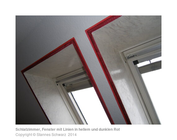 Schlafzimmer, Fenster mit Linien in hellem und dunklen Rot
