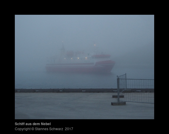 Schiff aus dem Nebel